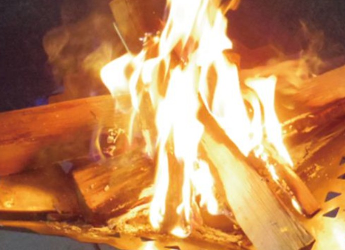 キャンプ場での焚火